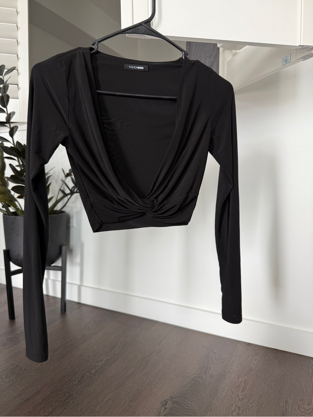 Fashion Nova Black Long Sleeve Twist-Front Crop Top